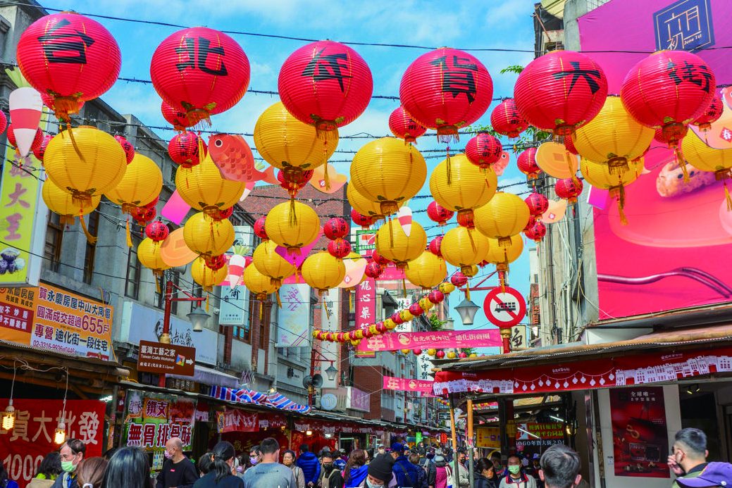Dihua Street in Dadaocheng hosts one of the most famous events in Taipei ― Taipei Lunar New Year Festival. Free samples are offered by stalls along the street, tempting visitors to give it a try. (Photo・Iris Huang